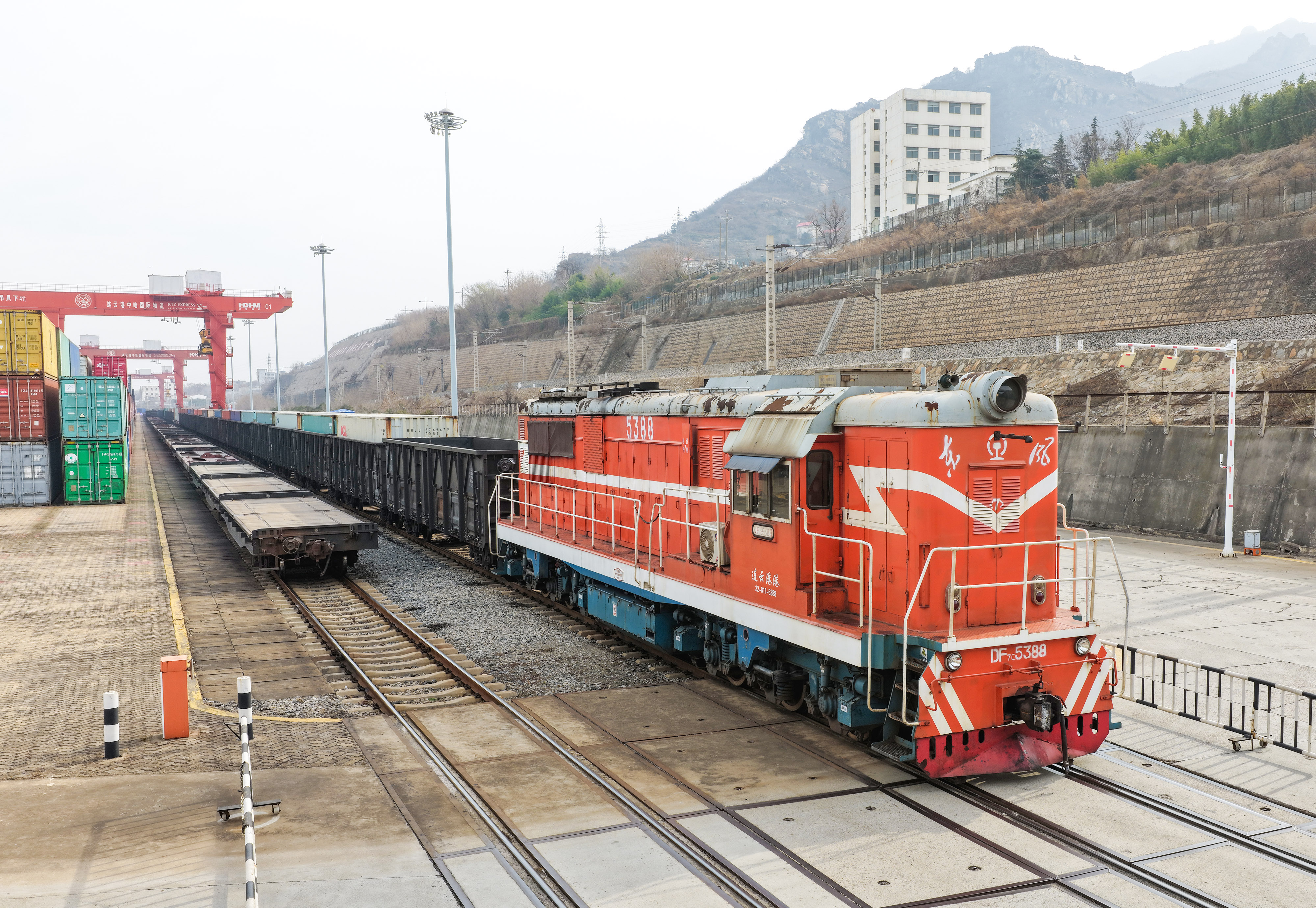 Lianyungang, Jiangsu, departs on the first China-Europe freight train of the new year
