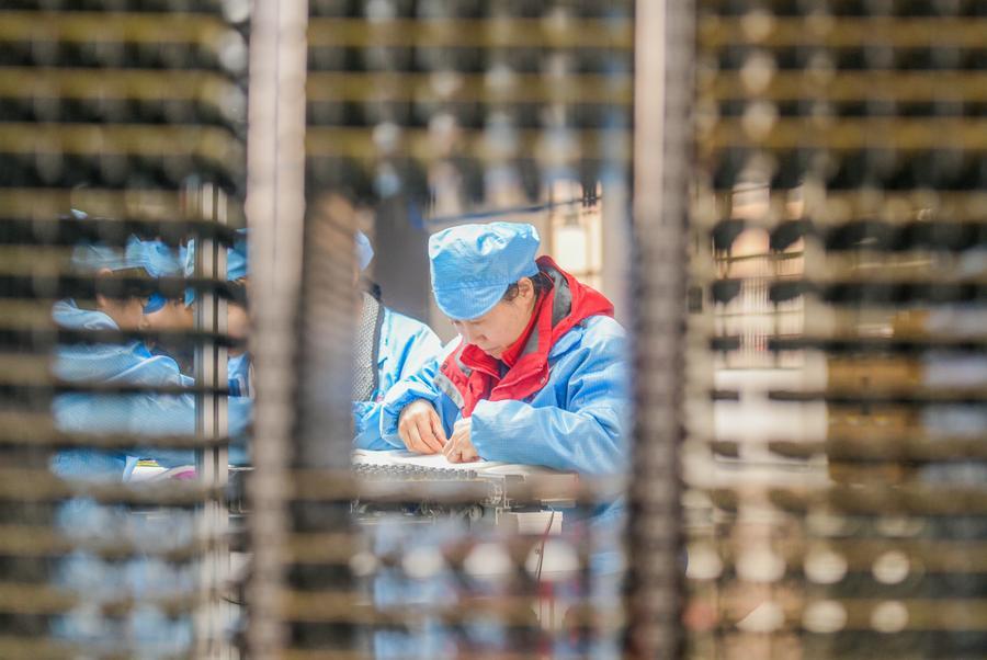 China to further cut corporate burdens, dismantle market barriers in 2026