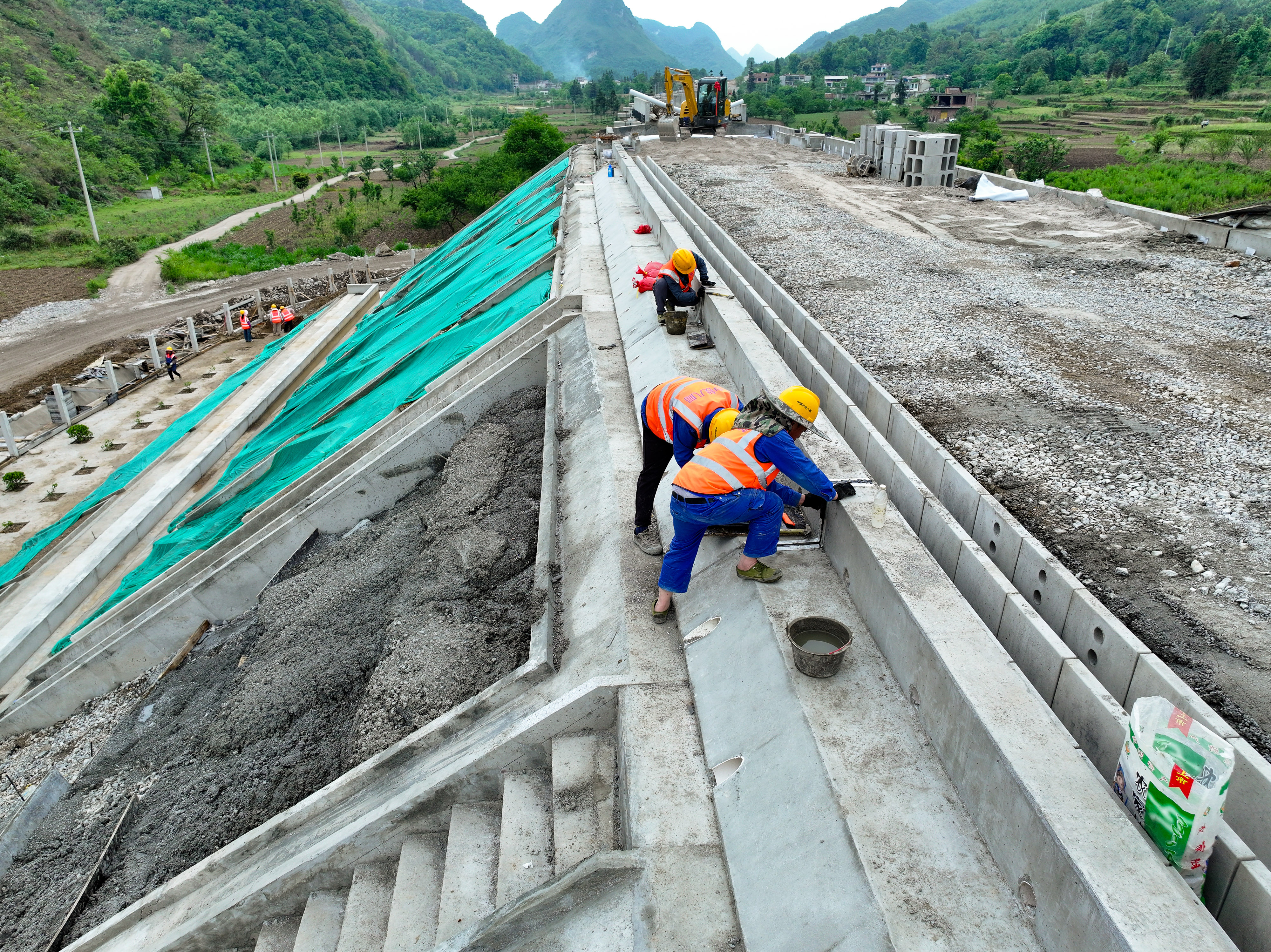 西部陆海新通道黄百铁路建设正酣