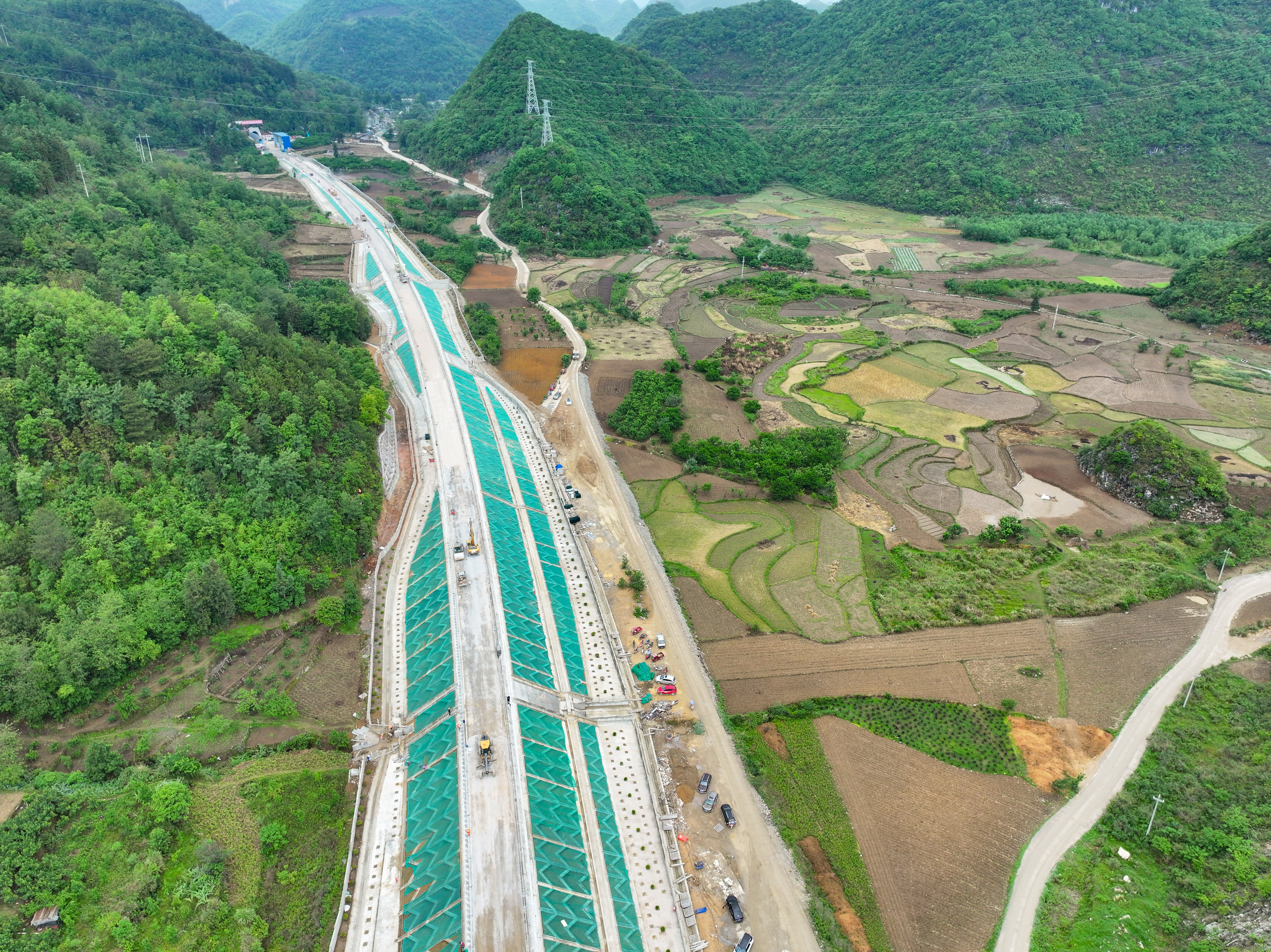 西部陆海新通道黄百铁路建设正酣