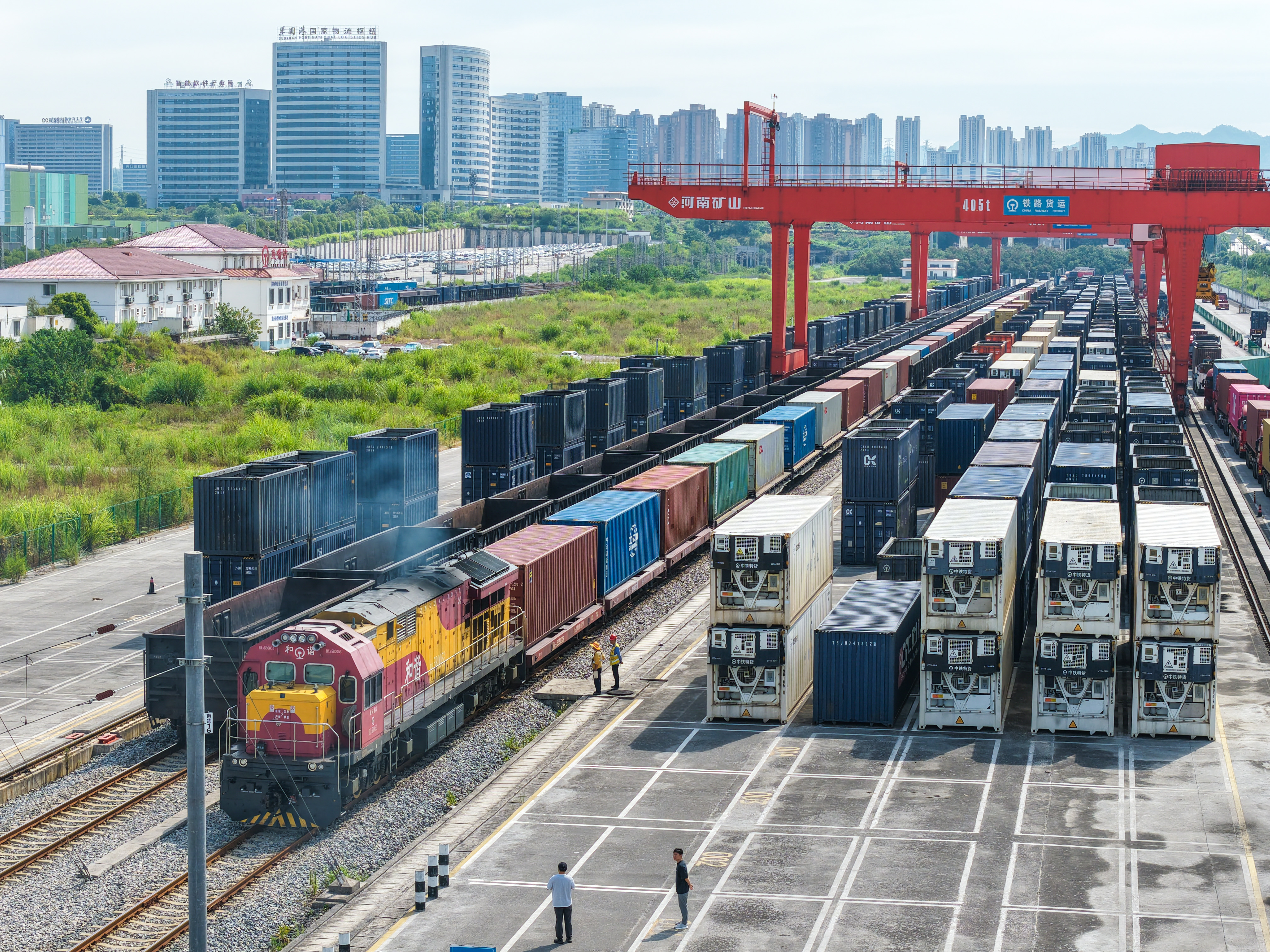 重庆西部陆海新通道铁路班列上半年开行量同比增幅超25%