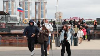 首批俄罗斯免签旅客入境