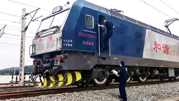 钢铁丝路茶香浓 中老铁路首批老挝茶叶跨境直达