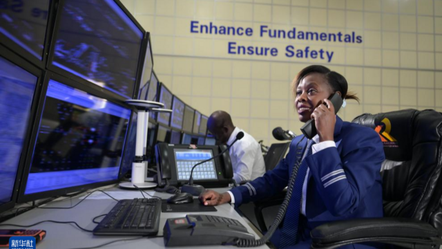 “蒙内铁路让我们有机会证明女性可以承担重要工作”——记女调度员达玛丽斯·穆廷达