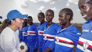 Специальный репортаж: "Ее история", стоящая за тремя фотографиями выставки в рамках Глобального саммита женщин