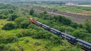 光轨纪·中欧班列故事 | 铁轨与青绿