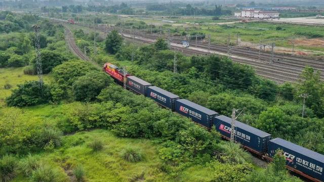 光轨纪·中欧班列故事 | 铁轨与青绿