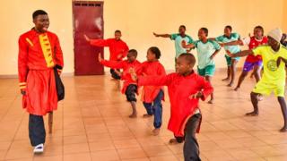 Cameroun : des jeunes pratiquent le kung-fu