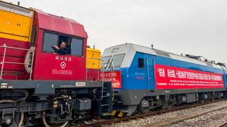 Tren de carga del Ferrocarril Exprés Internacional Chongqing-Asia Central en el marco del Proyecto de Demostración Multimodal China-Singapur