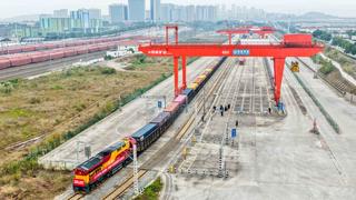 Tren de carga con vehículos de nueva energía parte de Chongqing