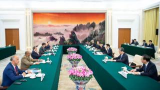 Máximo asesor político de China se reúne con alto cargo cubano