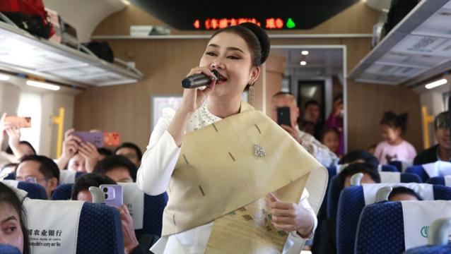 通讯丨中老跨境客运列车上的浓浓“年味”