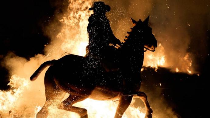 全球新春走笔｜火焰之上，骏马迈向同一个春天