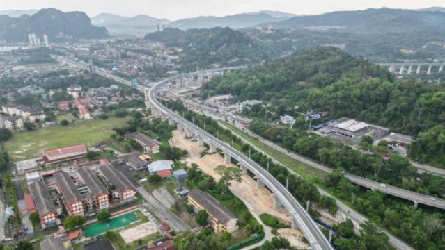 中企承建马东铁项目哥打巴鲁至鹅唛段轨道正式铺通