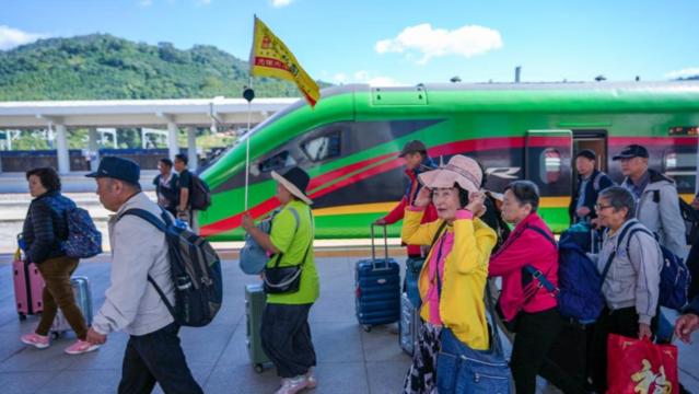 中老铁路国际旅客列车累计发送跨境旅客超80万人次