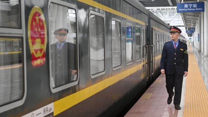 列车飞驰通山海 中越铁路架起友谊合作桥