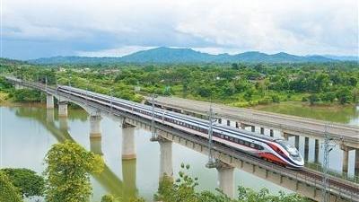 坐着“澜沧号”，看中老铁路沿线的风景与繁荣
