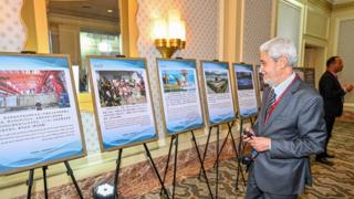 Guests view China-Arab Cooperation photo exhibition in Cairo