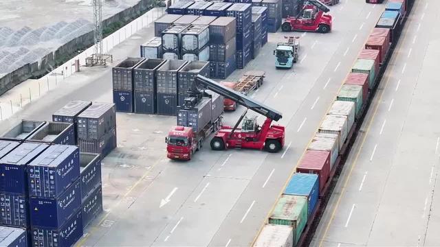今年上半年西部陆海新通道班列运输货物66万标箱
