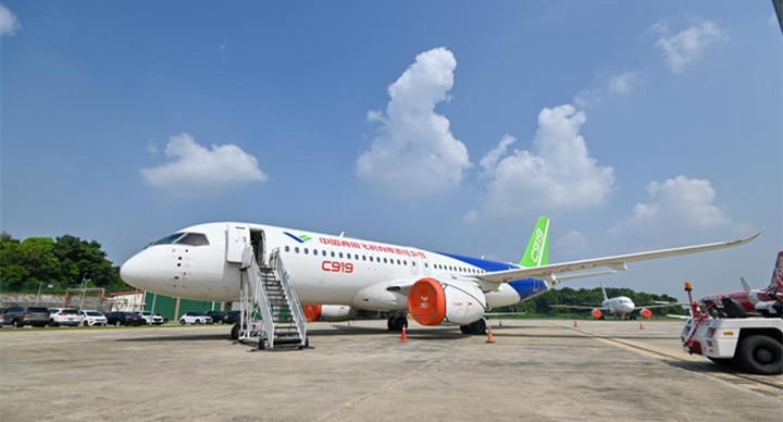 中国国产商用飞机ARJ21和C919亮相马来西亚