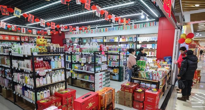 浙江义乌：“钢铁驼队”拉来“洋年货”