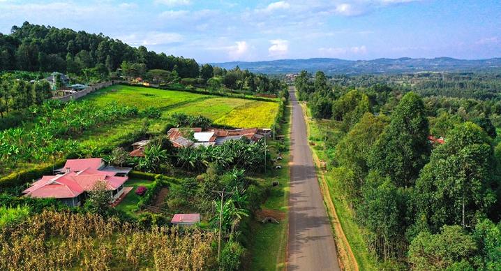 新春走基层丨“烂泥路”变“致富路”——中企在肯尼亚铺就乡村振兴“快车道”
